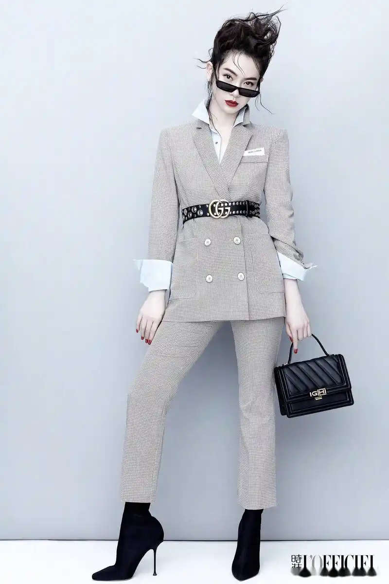 戚薇近期一组杂志图曝光,冷色调的装扮更显清冷气质,独树一帜的时装