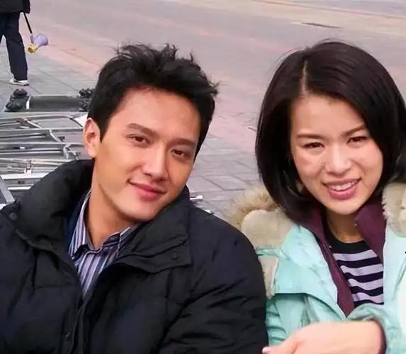 但说实话,现实中的冯绍峰,并没有像顾廷烨那样一直守护着妻子,挺让人