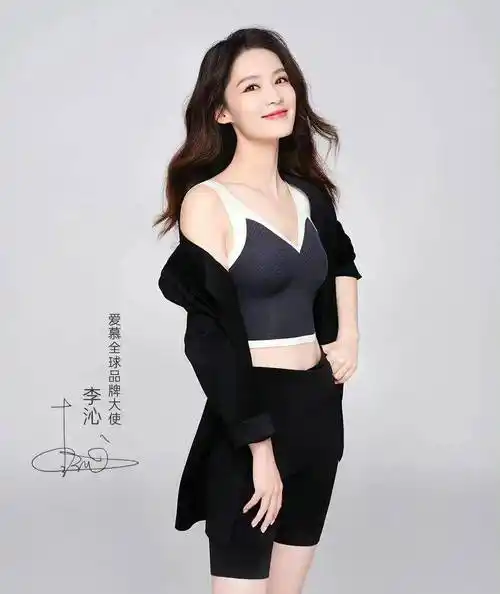 李沁代言衣服策划写真超美!雪肤玉貌魔鬼身材时尚惊艳_笑容_品牌_吊带