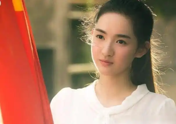 《超星星学园》;同年,参演青春偶像剧《夏至未至》