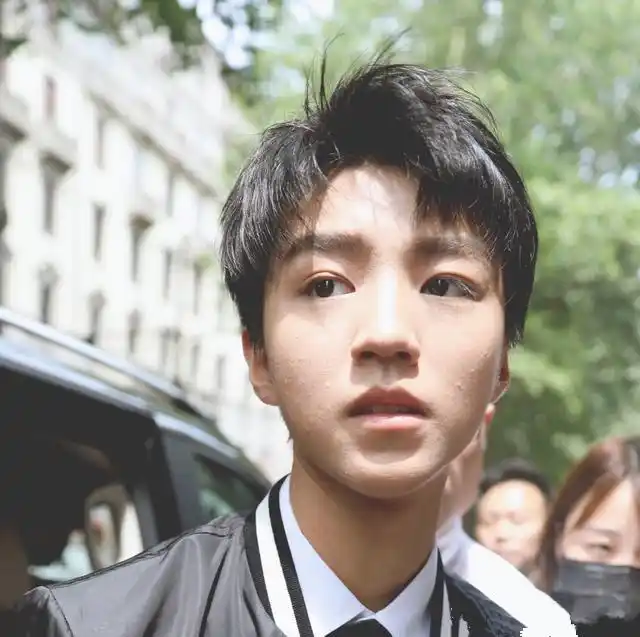 外媒镜头下的王俊凯尽管五官依旧清秀