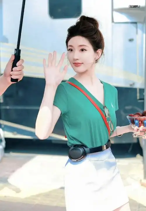 赵露思少女感丸子头##赵露思绿色v领