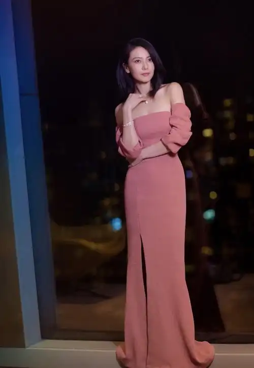 蓝色连衣裙,39岁高圆圆美出新高,网友:国民女神就是不一样