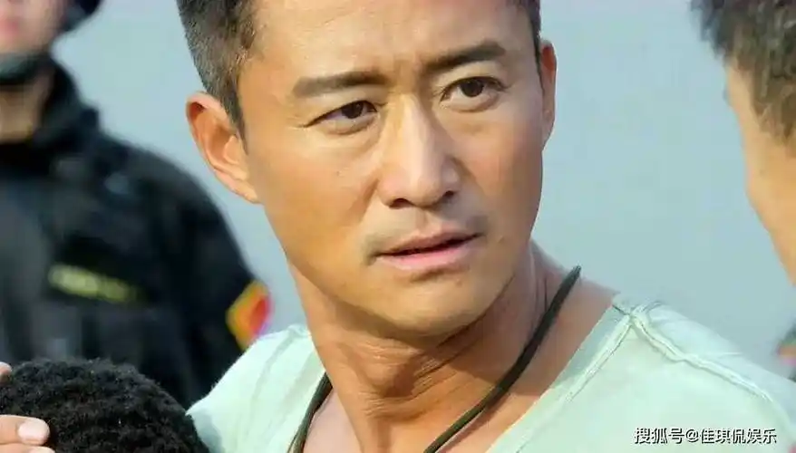 首先,让我们回顾一下焦恩俊,曾经与吴京一同闯荡娱乐圈的他,也曾是当