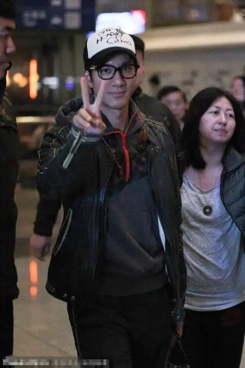 王力宏抵京剪刀手卖萌娇妻墨镜遮面