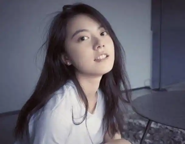 麦麦可以说是妥妥的潜力股,演艺圈那么多同龄的年轻小花,赵今麦长相有