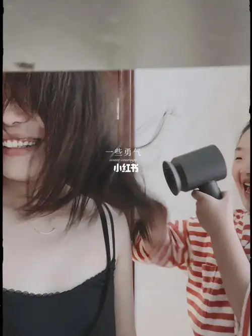 来自女儿的爱78520帮妈妈吹头发