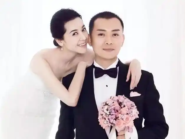 丁克,二婚再娶小娇妻,如今有一儿一女|演员|甄锡|书剑恩仇录_网易订阅