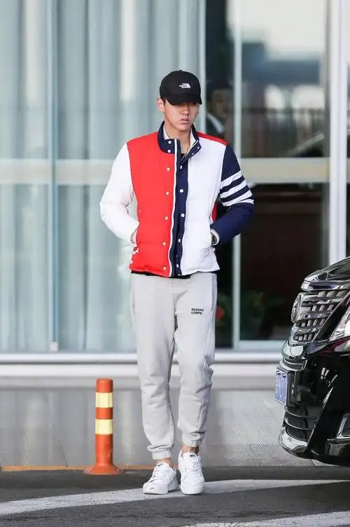 吴亦凡穿搭分享,白色运动鞋帅气十足,满满的少年感!
