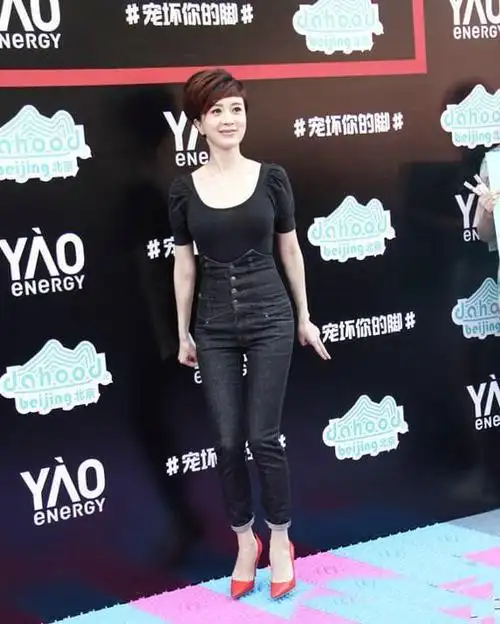 助阵活动的金巧巧恨天高活蹦乱跳自带节奏感