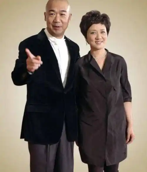 原创张国立与罗秀春离婚34年他再婚有烦恼她至今单身牵挂张默