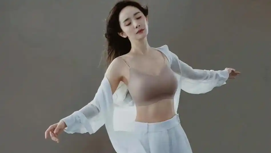 杨幂仅穿内衣拍性感大片腹肌凸出身材傲人皮肤光滑白嫩似鸡蛋