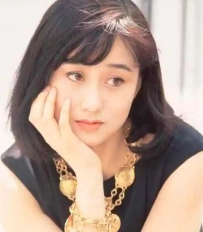 然而即便利智再怎么努力,她在娱乐圈的艰辛生活也从未改变.