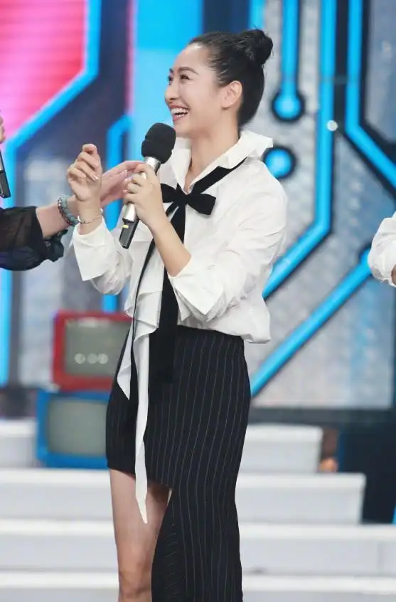 陶昕然太会穿了,轻松凹出无敌长腿,谁信她身高163cm!