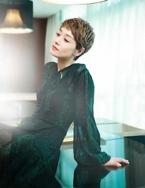 43岁马伊琍太敢穿了一袭蛇纹透视裙高级又性感微卷短发更霸气