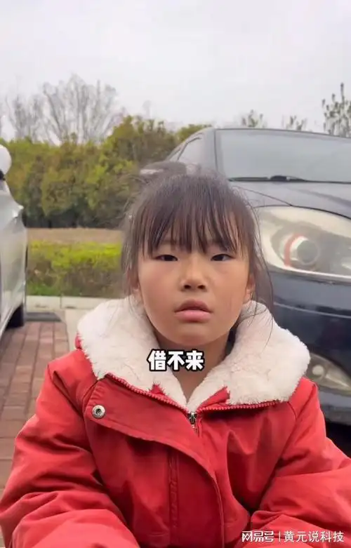 8岁女孩背着父母街上擦鞋凑弟弟医药费懂事的让人心痛