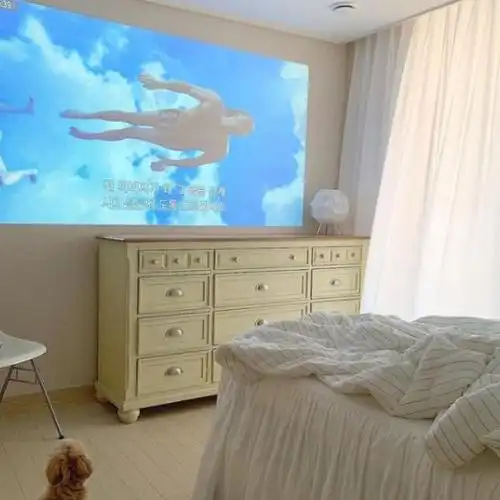 卧室的床尾处也布置了投影仪,躺在床上看电视的感觉,肯定是很棒的.