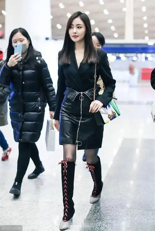 张天爱这双靴子不但非常悦目,还非常欠好穿呢,由于原来长筒靴对女生的