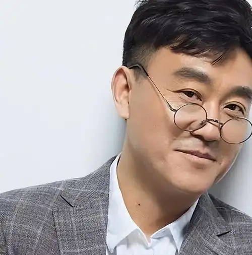 回顾何冰娶同桌当妻子9个月就闪婚婚后24年没有绯闻