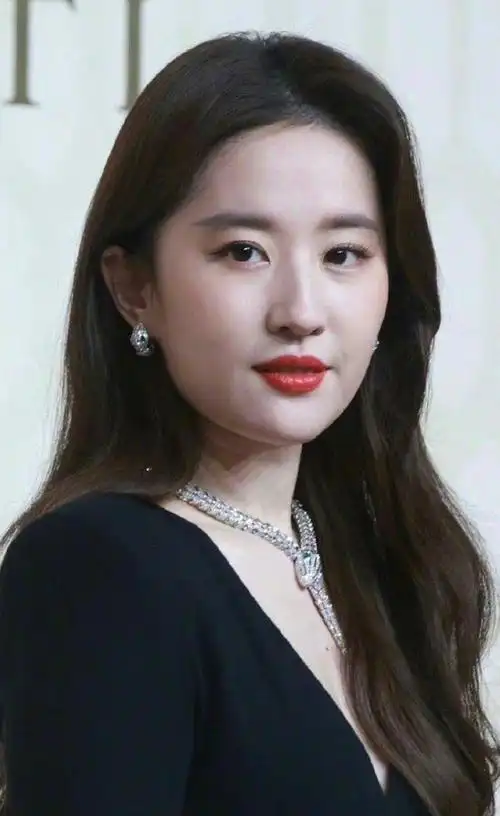 67颜值发福刘亦菲参加活动被质疑脸部发腮网友脸真的圆润了