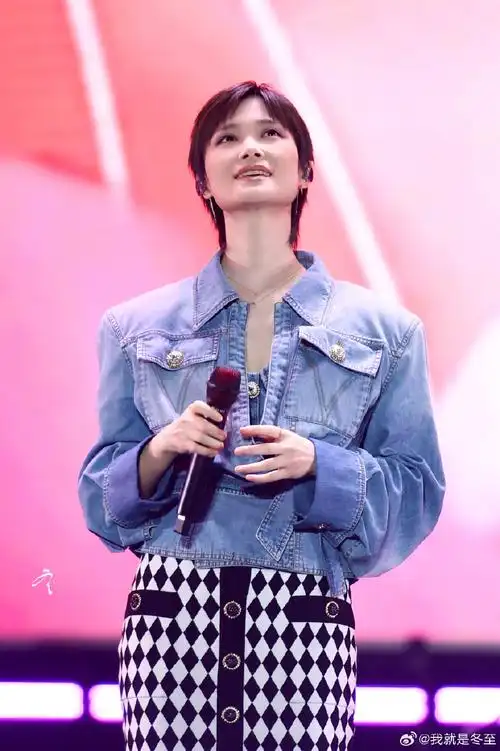 今天有朵云 是爱我的  有一声喵 是爱我的  李宇春超话#李宇春时隔15