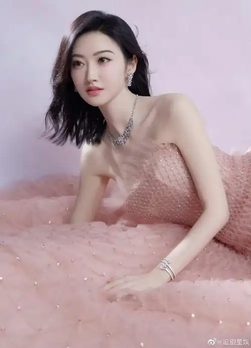 景甜华表奖红毯生图#景甜抹胸粉色礼服走红毯,生图也好美啊!