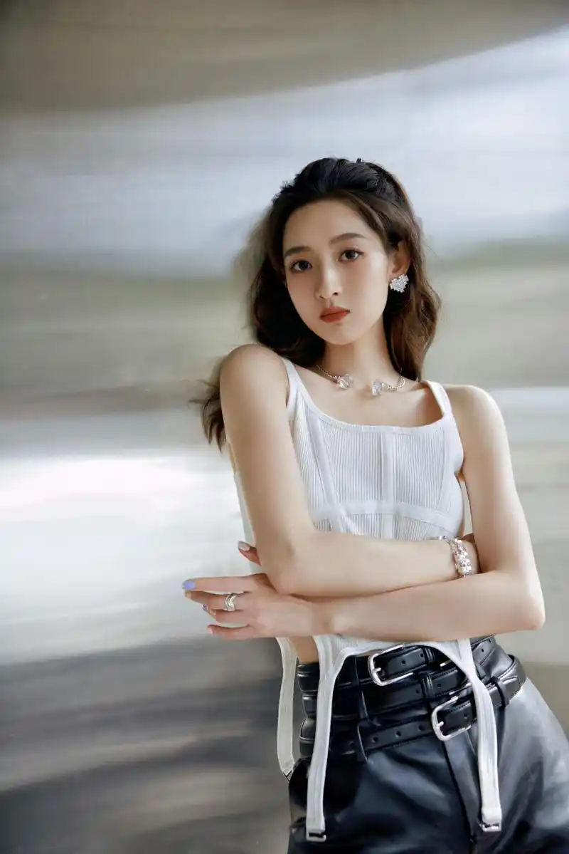 王玉雯黑白穿搭