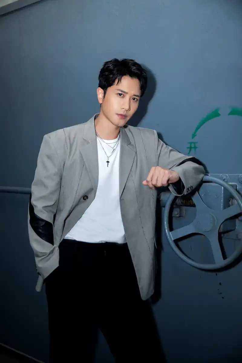 彭冠英拥有帅气阳光的气质,他是一个颜值与演技兼具的演员