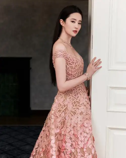 刘亦菲深v浮雕礼服