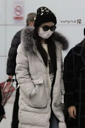 赵丽颖一身米色长羽绒服内搭白卫衣牛仔裤现身机场,休闲舒适温暖