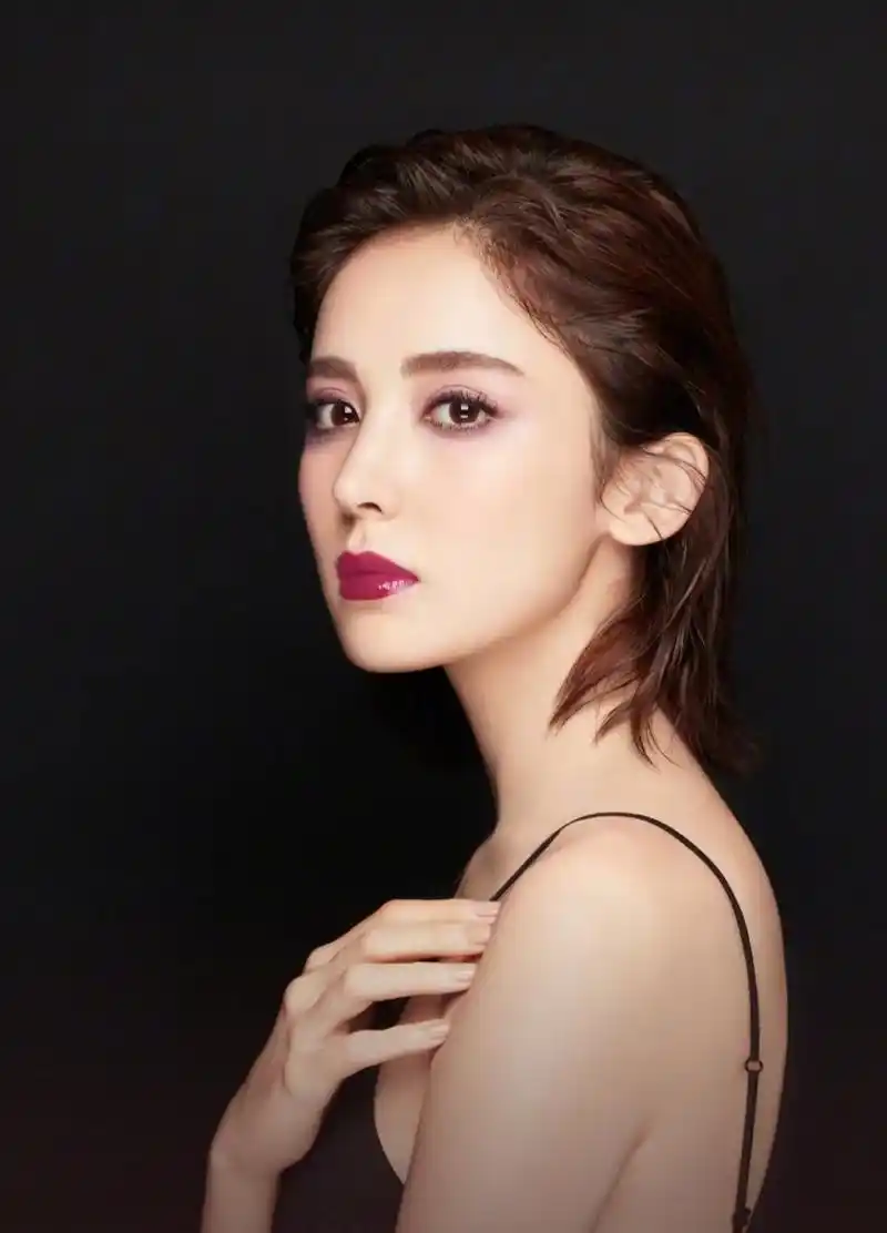 镜头下的古力娜扎穿着吊带裙展示出迷人的香肩,搭配干练的短发,展现出