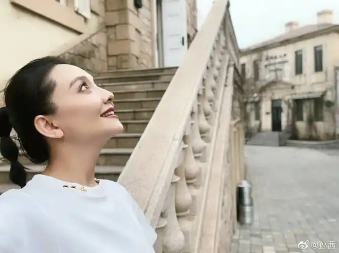 孙茜重回10年前婚纱照拍摄地并分享当年婚纱照 称人生真的很奇妙