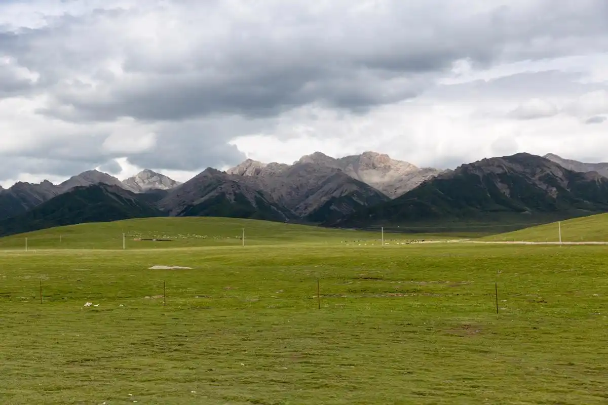 川西高寒草原,是中国最美的六大草原之一,被誉为香格里拉核心区.