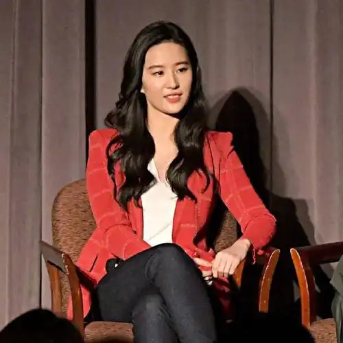 刘亦菲穿起西装真是攻气十足搭配黑裤子尽显职场穿搭的高级感