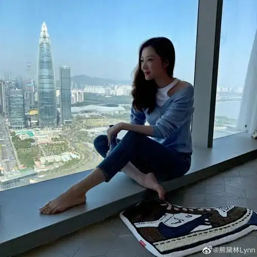 熊黛林晒照超大脚引网友关注现住豪宅曝光20万一平