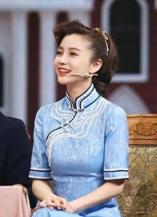 还有一次,杨颖参加《王牌对王牌》,身穿风格各异的旗袍,将自己的好