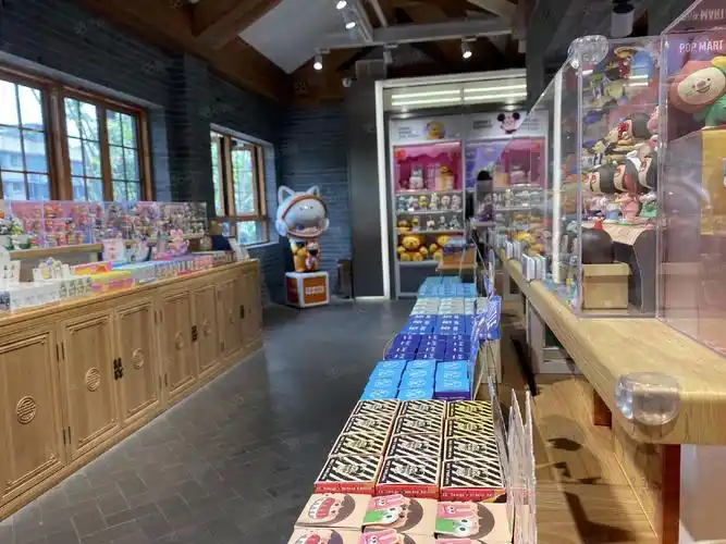 个人 年收租30万的手办店 房东女儿出国来电7折 临街,成都青羊天府