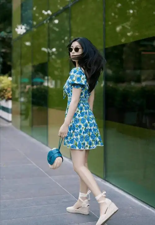 显高又显腿长,搭配短裙,让腿部线条看起来格外流畅笔直,朱珠选择的这