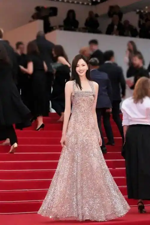 穿低胸钻石裙好惊艳,东方美就是如此迷人_造型_唐嫣_关晓彤