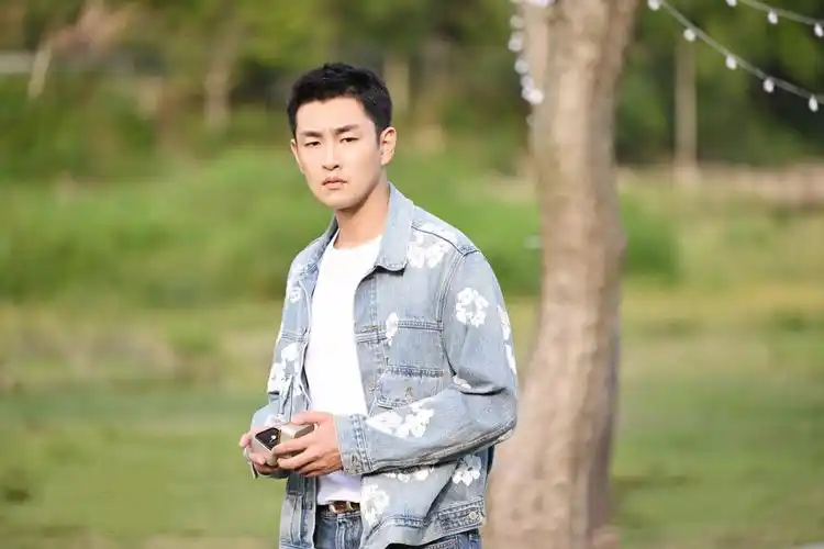 《飞驰人生热爱篇》:胡先煦变换戏路,人设新颖,反转不断