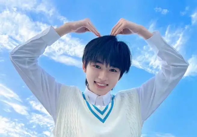 宋亚轩比心好甜