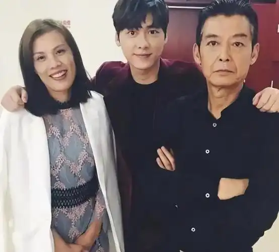 李易峰多次嫖娼的背后,和母亲的强势存在一定的关系|娱乐圈|景甜
