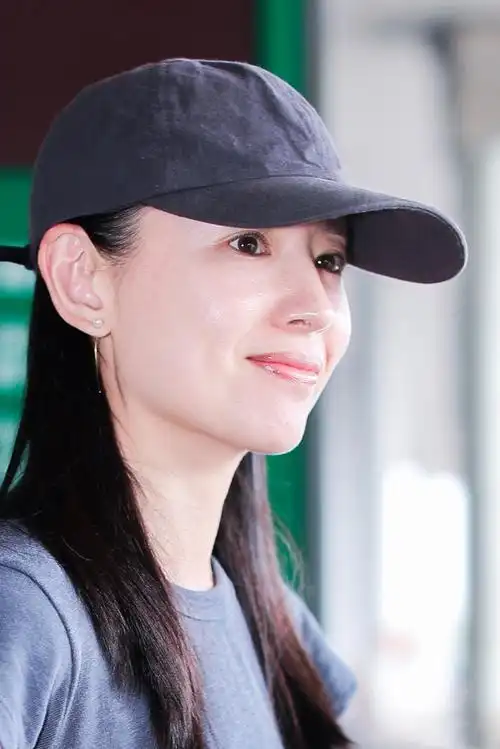 董洁素颜脸泛油光长腿抢镜,法令纹明显难回"冷清秋"颜值巅峰