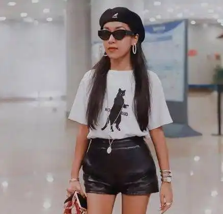 吉克隽逸一身黑很有个性,穿搭很有个性,白t配皮裤有多美?