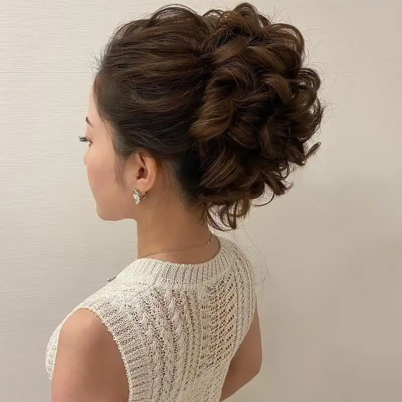 扎发来体现出自己的典雅气质 ,披肩的长卷发把两侧的头发固定到后脑勺