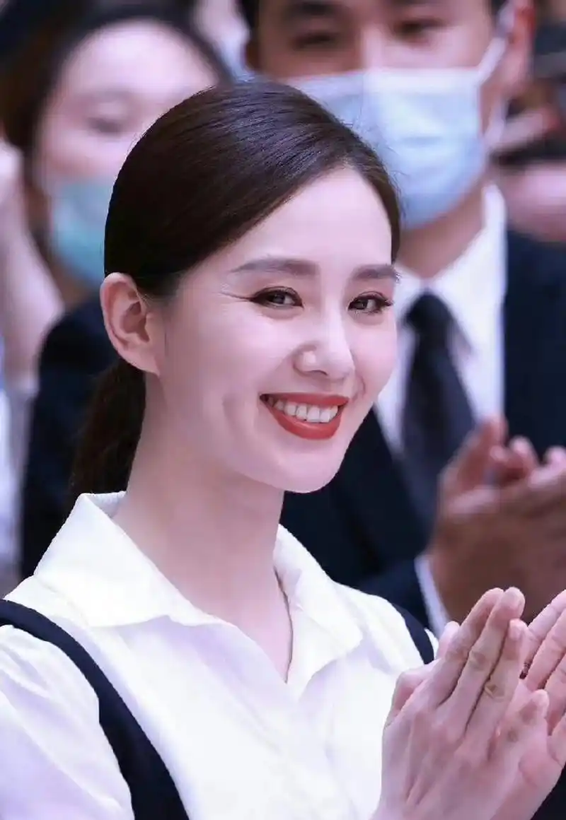 刘诗诗生完孩子后气质变了,口红喜欢涂大红色,颜色深的.