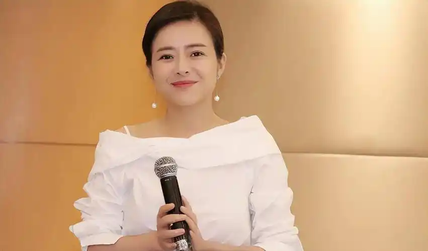 主持人陈辰:与程雷相恋7年遗憾分手,44岁高龄为小丈夫生二胎_余笛