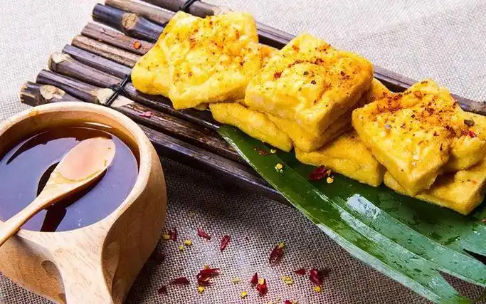 豆腐别炖汤炒菜了,试试这样做,好吃到停不下来. 椒盐煎豆腐