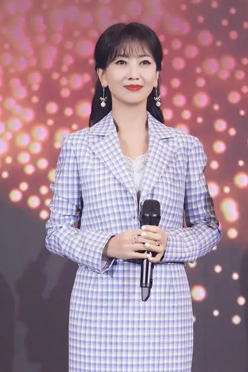 赵雅芝不愧是"不老女神",穿蓝白格纹套装减龄吸睛,状态真绝了