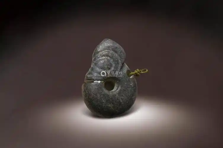 红山文化玉龙形玦挂件